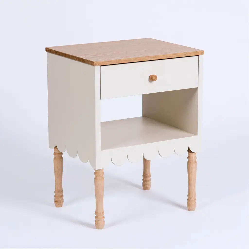 Mesita de noche con cajón y faldón inferior decorado - blanco/beige